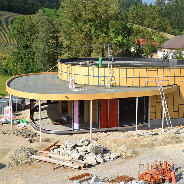 Errichtung des Multikraft Pavillons während der Bauphase auf dem Firmengelände.