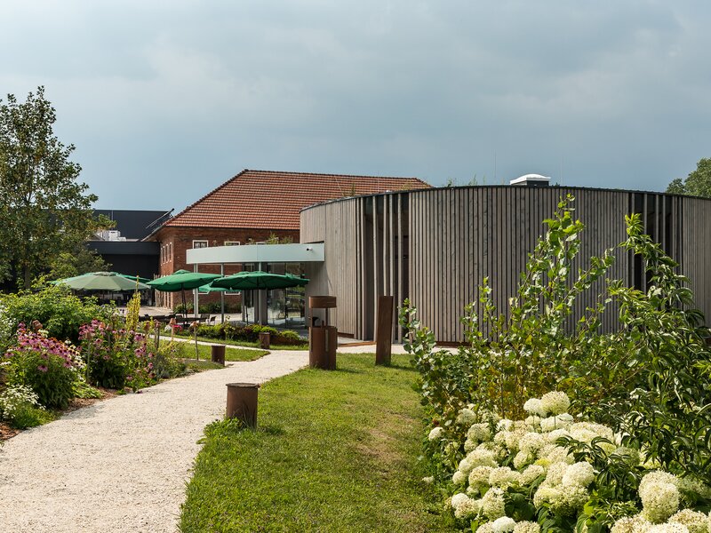 Stumpflhof mit Pavillon aus Gartenperspektive im Sommer