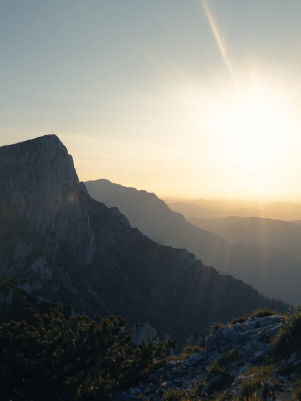 Sonnenaufgang über einer beeindruckenden Berglandschaft.   